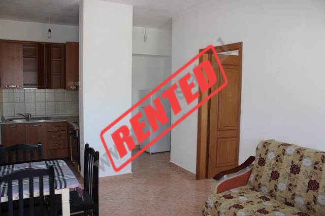 Apartament 1+1 me qira ne rrugen Gjon Mili ne Tirane.
Pozicionohet ne katin e trete te nje shtepie 